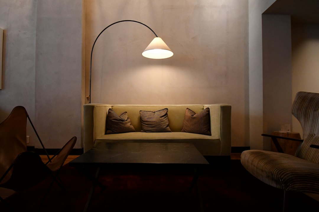 Photo dimmable copper arc floor lamp